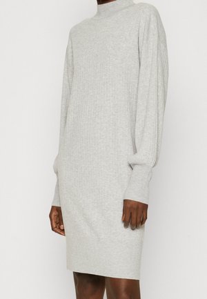 Robe-pull en maille côtelée gris clair avec manches longues ballon et col montant, portée par une personne devant un fond uni.