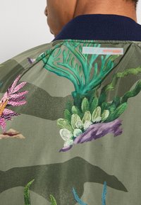 Scotch & Soda PRINTED REVERSIBLE JACKET - Chaquetas bomber - navy blue/multi-colour