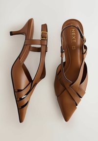Brūnas ādas sandales ar papēdi un smailu purngalu, ar krusteniskām lencītēm, plānu potītes lenti ar zelta sprādzi un gludu dizainu.