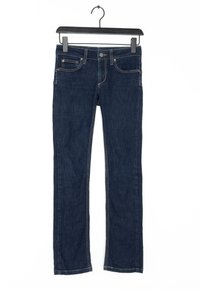 Jeans in denim blu scuro con una vestibilità slim, caratterizzati da tasche anteriori e cuciture a contrasto. Appesi a un gancio in plastica nera.