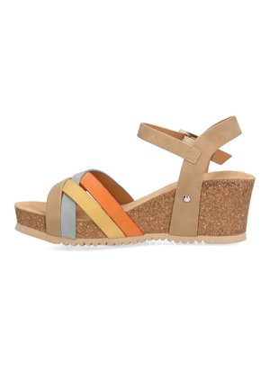 Sandelia de cuña con plataforma de corcho, que presenta correas de ante beige y bandas horizontales coloridas en naranja, amarillo y gris. Correa de tobillo ajustable.
