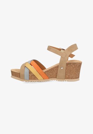 Sandelia de cuña con plataforma de corcho, que presenta correas de ante beige y bandas horizontales coloridas en naranja, amarillo y gris. Correa de tobillo ajustable.