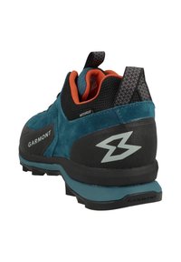 Wodoodporne buty outdoorowe mają górę z niebieskoczarnym zamszu, czarną gumową podeszwę oraz pomarańczowe akcenty. Wyróżniająca się teksturowana pięta i detale logo.