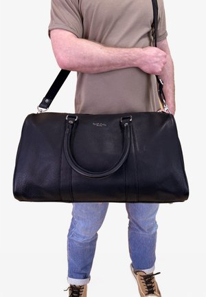 Schwarze Leder-Duffle-Tasche mit doppelten Griffen, einem abnehmbaren Schultergurt und subtiler Textur sowie silberfarbener Hardware.