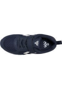Chaussure de sport bleu marine avec tige en mesh, languette rembourrée, fermeture par sangle, semelle en caoutchouc et accents de logo blancs.