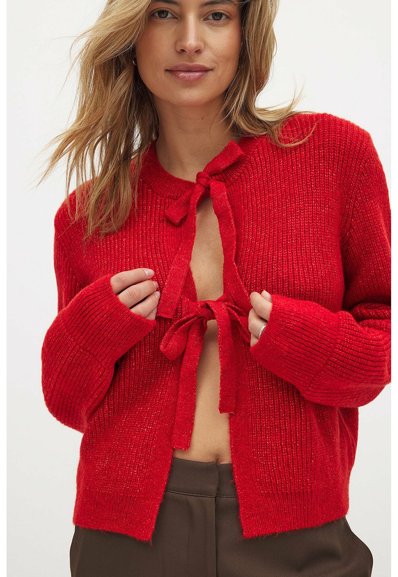 NA-KD TIE DETAIL  - Cardigan - red