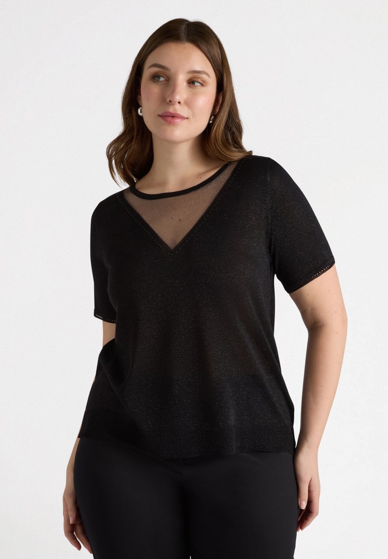 Czarny top z krótkim rękawem z dekoltem w literę V, ozdobiony przezroczystą siateczką, błyszczącą strukturą i prążkowanym dołem. Prosty design bez dodatkowych wzorów.