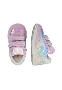 Sneakers in pelle scamosciata viola con dettagli in paillettes iridescenti, cinturini in Velcro, suole in gomma bianca e design a punta rotonda.