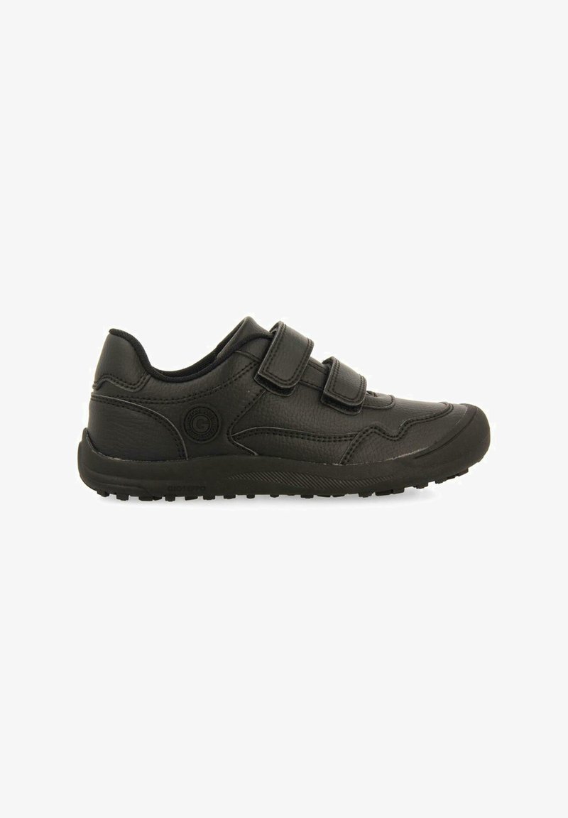 Zapatillas deportivas negras hechas de material sintético texturizado, con dos correas ajustables de Velcro y una suela de goma con un patrón de relieve.