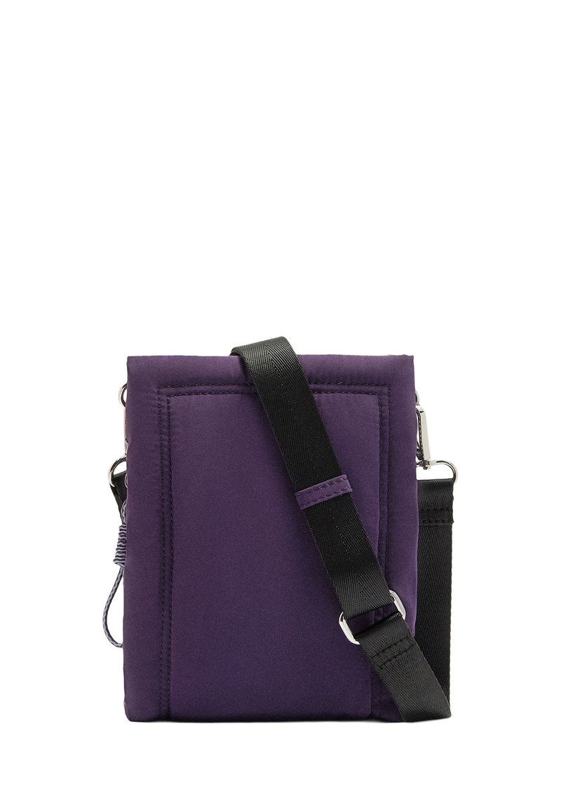 Fioletowa torba na ramię o prostokątnym kształcie, z czarnym regulowanym paskiem, dekoracyjnymi szwami i teksturowanym wykończeniem.