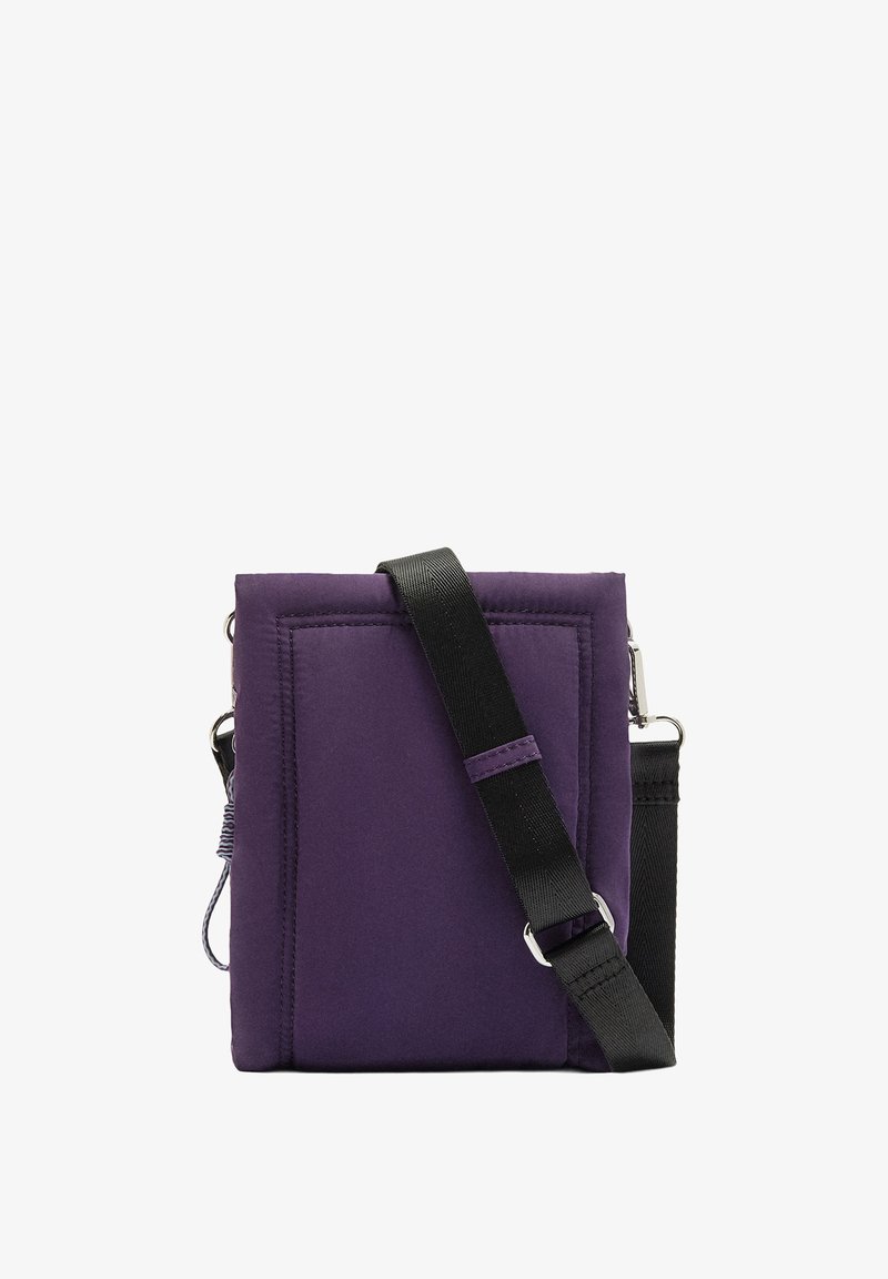 Fioletowa torba na ramię o prostokątnym kształcie, z czarnym regulowanym paskiem, dekoracyjnymi szwami i teksturowanym wykończeniem.