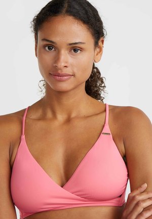 Soutien-gorge de bikini sans fil rose avec un design en V, de fines bretelles réglables et un petit logo en accent sur le côté. Texture lisse.