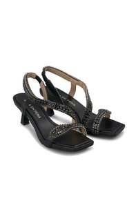 Schwarze Absatzsandalen mit quadratischer Zehenpartie, verziert mit glänzenden schwarzen Perlen an den Riemen, ausgestattet mit einem verstellbaren Rückenteil und einem mittelhohen Blockabsatz.