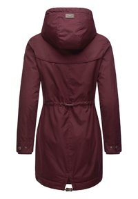 Bordowa parka z kapturem, ściągaczem w talii, długimi rękawami i mankietami z guzikami. Posiada wentylowany dół oraz logo na plecach.
