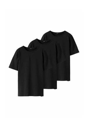 Drie effen zwarte T-shirts met korte mouwen en een ronde hals, overlappend gerangschikt op een witte achtergrond.