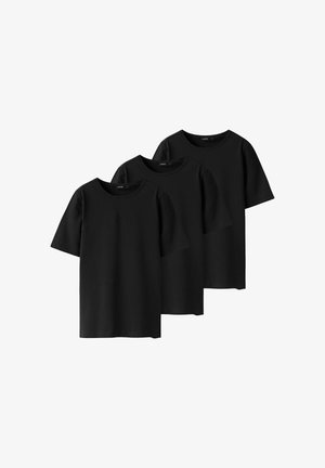 Tre ensfarvede sorte t-shirts med korte ærmer og rund hals, arrangeret overlappende på hvid baggrund.