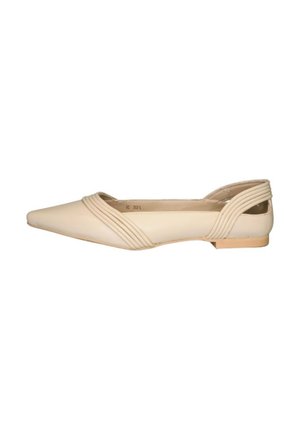 Scarpa piatta beige con punta affusolata, aperture curve e dettagli rigati orizzontali nella parte anteriore. Materiale simile alla pelle liscio. Suola piatta.