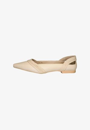 Scarpa piatta beige con punta affusolata, aperture curve e dettagli rigati orizzontali nella parte anteriore. Materiale simile alla pelle liscio. Suola piatta.
