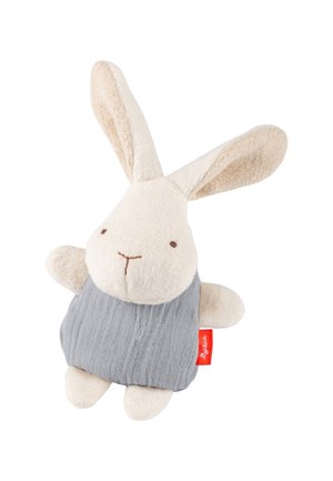 Weiches, cremefarbenes Hasenspielzeug mit langen Ohren, das ein graues, strukturiertes Kleid trägt und an der Seite ein kleines rotes Markenzeichen hat.