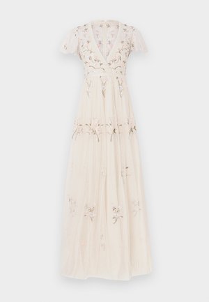 Μακρύ, αέρινο φόρεμα από διάφανο ύφασμα σε εκρού χρώμα, με κεντήματα με λουλουδένιο μοτίβο σε ροζ και πράσινο, με κοντά μανίκια και ντεκολτέ σε σχήμα V.