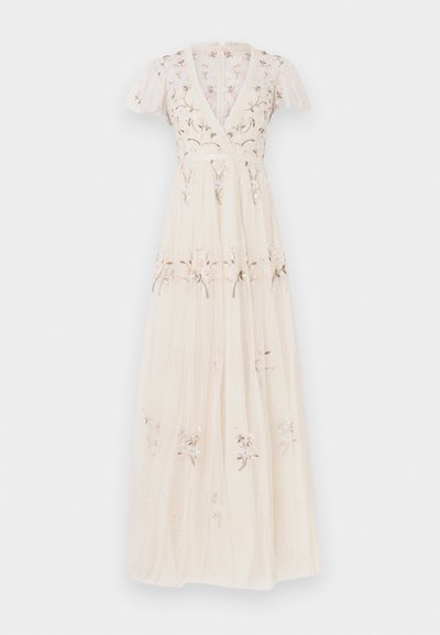 Dlhé, splývavé šaty z priehľadnej látky v krémovej farbe, s kvetinovou výšivkou v ružovej a zelenej farbe, s krátkymi rukávmi a výstrihom do V.