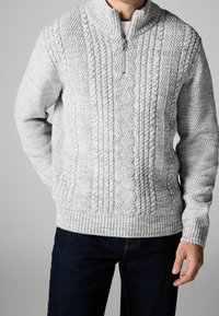 Hellgrauer Reißverschluss-Pullover mit strukturiertem Kabelstrickdesign, gerippten Bündchen und Saum, hochschließendem Kragen und lockerer Passform.