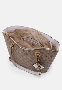 Brun mönstrad tygväska med guldfärgade detaljer och kedjeaccenter. Insidan har ett beige fodral och flera fack för organisering.