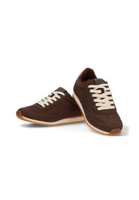 Zapatillas deportivas marrones con cordones blancos, suelas de goma y una parte superior texturizada. Pequeños acentos rojos en el talón y el costado.