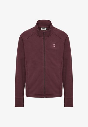 Bordeaux ritsjack met een hoge kraag, lange mouwen en geribde manchetten. Heeft een klein roze logo met chevrondetails op de borst.