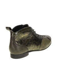Schnürstiefelette aus dunkelgrünem und schwarzem, glänzendem, gecracktem Leder mit runder Spitze und flachem Absatz sowie einem Stoffziehschlaufe.