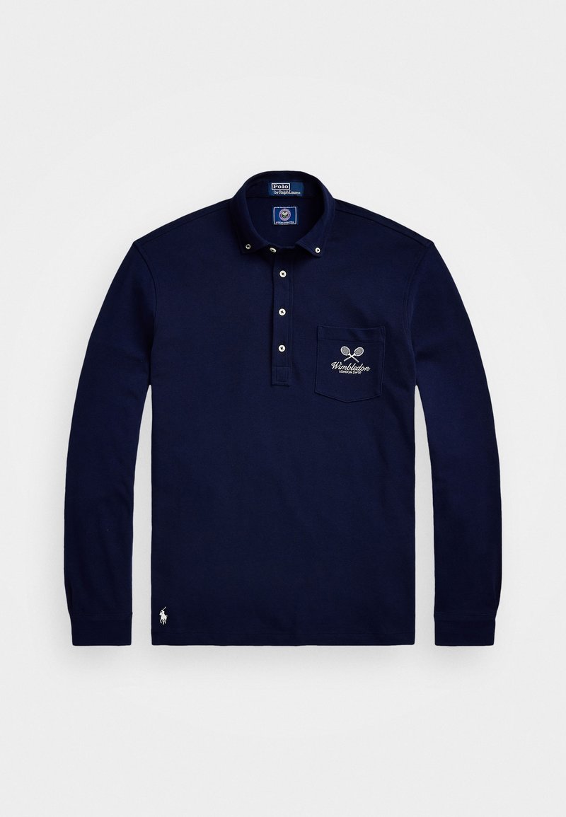 Tengeri hosszú ujjú pólóing, pamutból készült. Gombos gallérral, "Wimbledon" hímzett zsebbel és kis logóval a szegélyen rendelkezik.