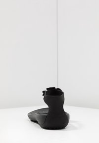 Crocs Allassandaalit - black