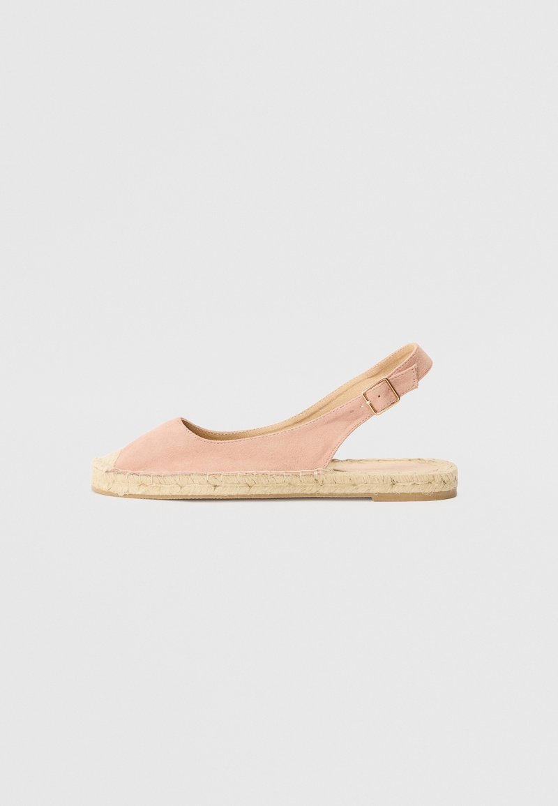 Espadrille en daim rose avec un bout arrondi, une bride arrière et une semelle en jute tissée. Texture lisse avec des coutures minimales et un détail de boucle.