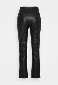 Svarta läderbyxor med slim fit, som har två bakfickor och en subtil lyster. Nederkanten är något utsvängd.