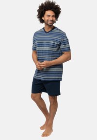 Gestreiftes kurzärmeliges Hemd in Blau und Weiß, kombiniert mit dunkelblauen Shorts. Verfügt über einen V-Ausschnitt und eine lockere Passform. Aus Baumwollmaterial.