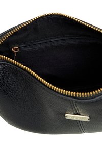 Czarna skórzana torba o fakturze z złotym zamkiem częściowo otwarta, ukazująca czarną tkaninę w środku oraz małą wewnętrzną kieszeń na zamek.