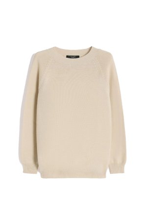 Beige gebreide trui met lange mouwen, ronde hals, geribde boorden en zoom, getoond tegen een witte achtergrond.