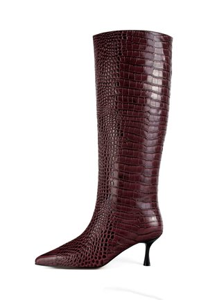 Burgunderfarbene kniehohe Stiefel mit spitzem Zeh aus strukturiertem Kunstleder im Krokodil-Look, mit einem kleinen Stiletto-Absatz und glatter Oberfläche.