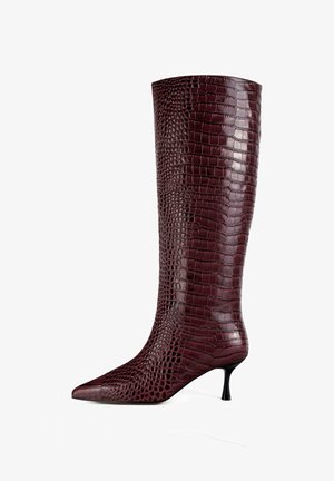 Burgunderfarbene kniehohe Stiefel mit spitzem Zeh aus strukturiertem Kunstleder im Krokodil-Look, mit einem kleinen Stiletto-Absatz und glatter Oberfläche.