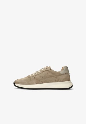 Beige suède sneaker met witte veters, geperforeerde zijdetails, gewatteerde kraag en dikke witte zool met zwarte buitenzool.