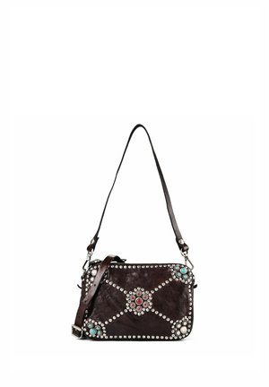 Sac bandoulière en cuir marron foncé avec des clous argentés et des pierres décoratives turquoise, rouges et blanches en motifs floraux.