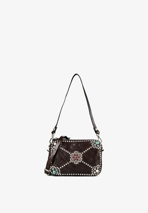 Bolso bandolera de cuero marrón oscuro con tachuelas plateadas y piedras decorativas turquesas, rojas y blancas en patrones florales.