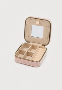 Różowa szkatułka na biżuterię o miękkiej teksturze, z zamknięciem na zamek, wewnętrznym lustrem oraz wieloma przegródkami do organizacji przedmiotów biżuteryjnych.