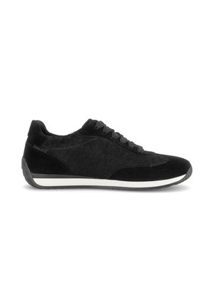 Basket basse noire avec des lacets noirs, une texture en daim et une semelle blanche, montrée de profil sur fond blanc.