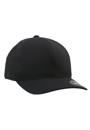 Zwarte baseballcap met een gladde, matte textuur. Heeft een gebogen rand en een logoaccent aan de zijkant, gemaakt van lichte stof.