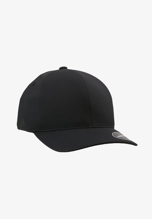 Zwarte baseballcap met een gladde, matte textuur. Heeft een gebogen rand en een logoaccent aan de zijkant, gemaakt van lichte stof.