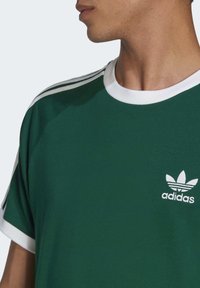 adidas Originals STRIPES TEE - Nyomott mintás póló - dark green