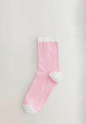 Różowo-biała skarpetka za kostkę w paski, z prążkowanym ściągaczem, wzmocnioną piętą i gładką fakturą. Klasyczny wzór pasków na całej powierzchni.