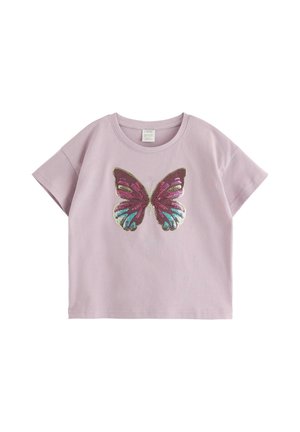 Lyse lilla kortærmet skjorte med et stort paliet sommerfugle-design i pink, lilla og blå på forsiden i midten.