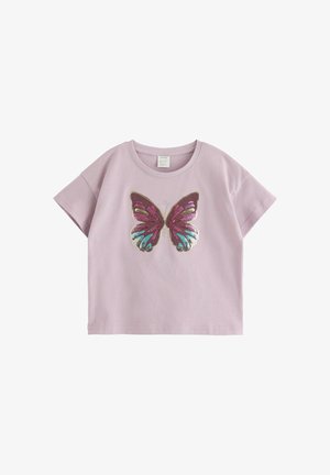 Lyse lilla kortærmet skjorte med et stort paliet sommerfugle-design i pink, lilla og blå på forsiden i midten.